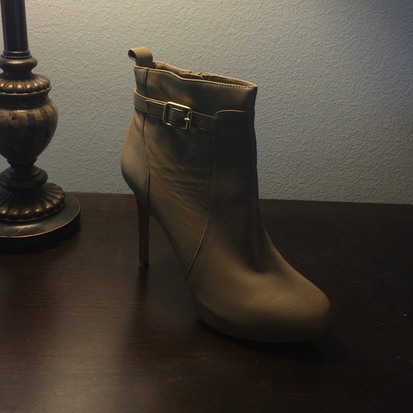 Boots - Picture 2 of 4
