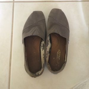 grey toms