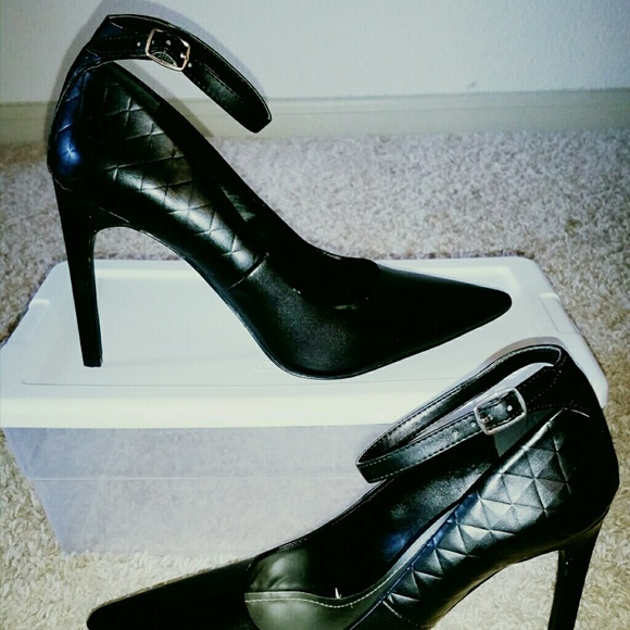BCBG Generation Black Pump