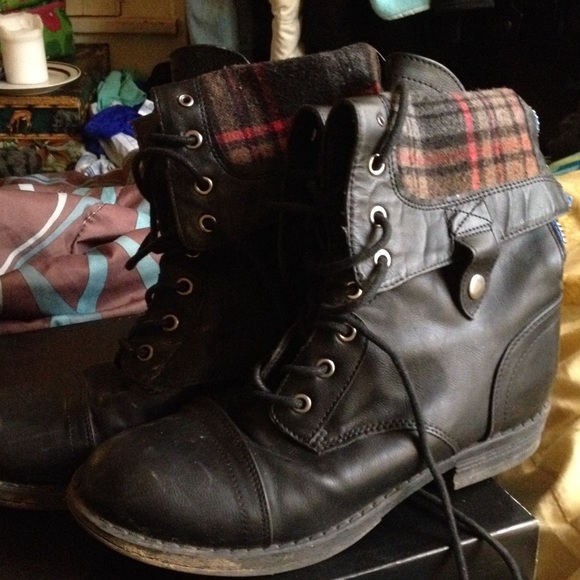Combat boots