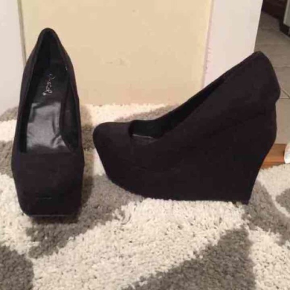 Black wedges 😍😍😍