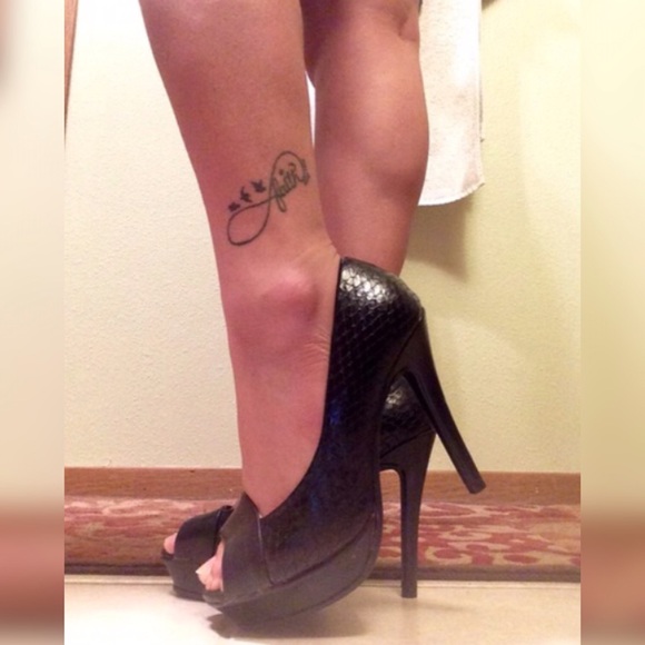 Snake skin like leather heels 👠