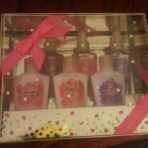New VICTORIA SECRET GIFT BOX..Ribbon included