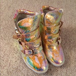 Funky hologram wedge sneaker
