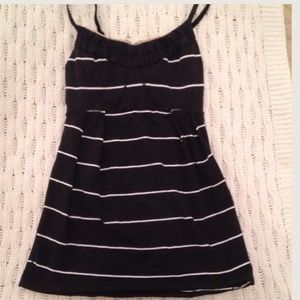 LULULEMON BLACK AND WHITE STRIPED TOP