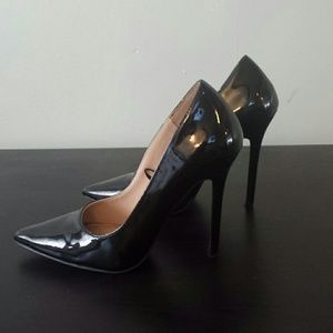 Black pumps