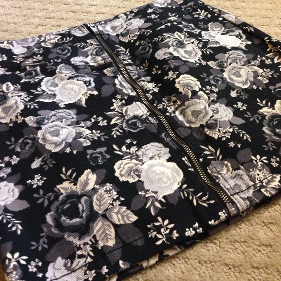 H&M Floral mini skirt - Picture 2 of 2