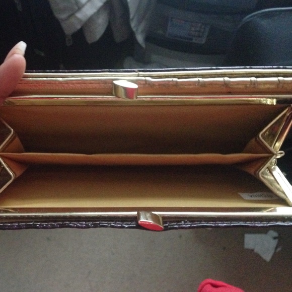 A wallet - Picture 3 of 3