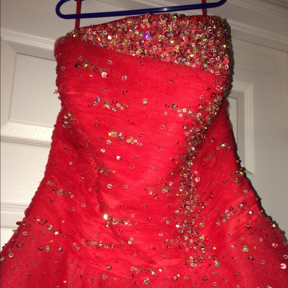 Red dress - Picture 2 of 3