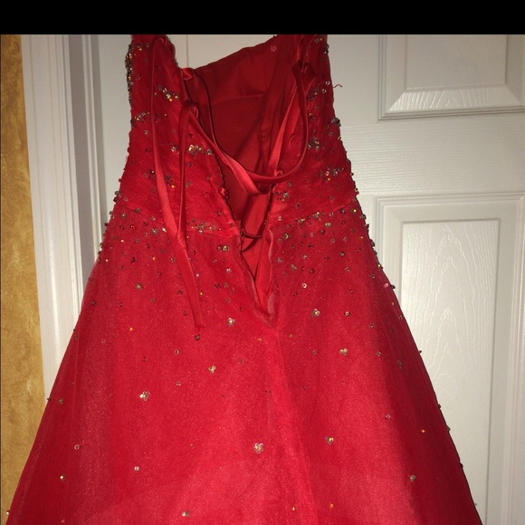 Red dress - Picture 3 of 3