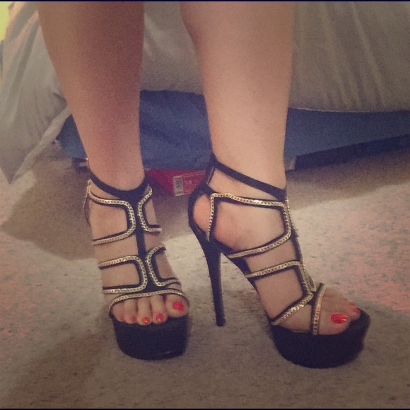 Sexy heels with gold trim chain design🎀size10