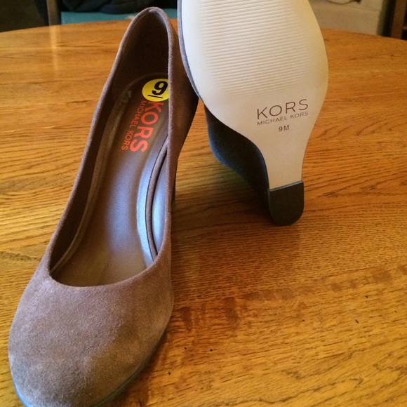 NEW IN BOX Michael Kors wedges !๐ฐ - Picture 3 of 4