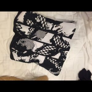 Crop top black and white