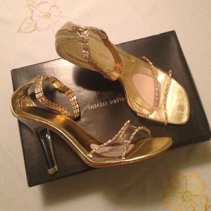 ✨Priced to sell✨NEVER WORN gold studded high heels