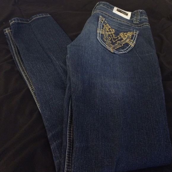 Dark wash skinnies with cute back pockets! - Picture 1 of 4