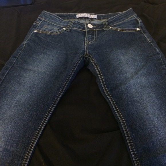 Dark wash skinnies with cute back pockets! - Picture 3 of 4