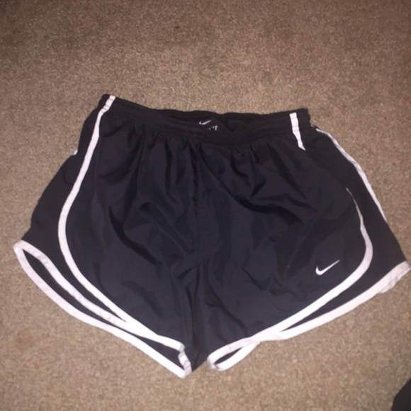 Medium Nike short tempos