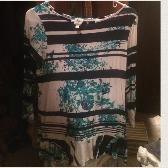 LAST CHANCE! Beautiful top from anthropologie - Picture 2 of 4