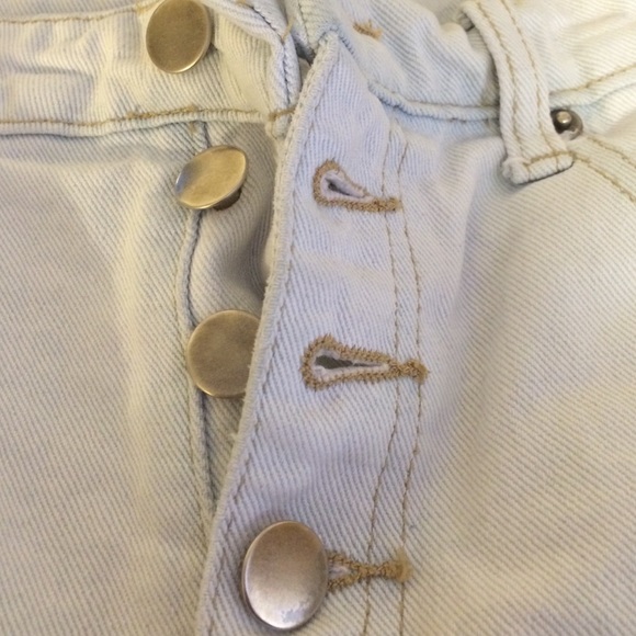 Light wash high wasted shorts from Forever 21! :) - Picture 2 of 4