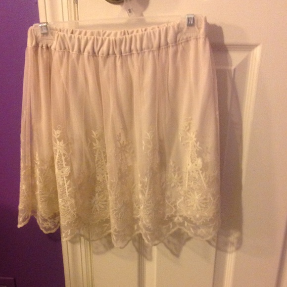 Creme lacey skirt size 4 h&m