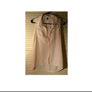 ***SOLD*** SUPER cute top!