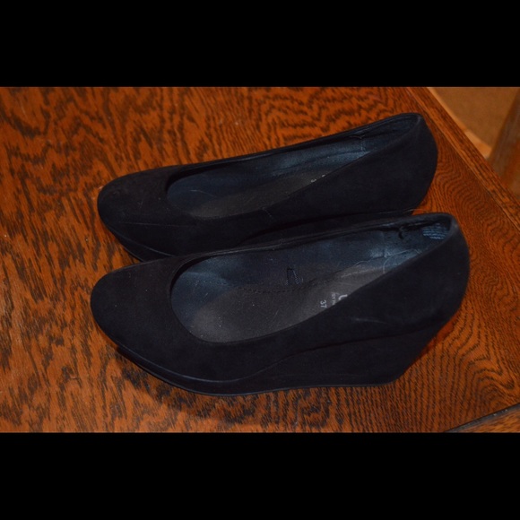 Short black wedges