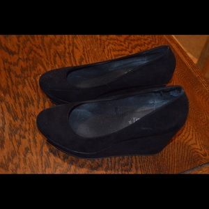 Short black wedges