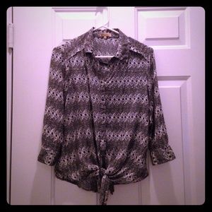 B/w patterned 3/4 sleeve top. Ties up at bottom