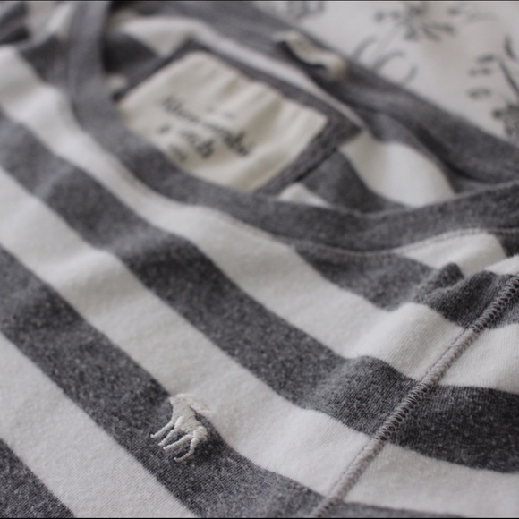 ABERCROMBIE – LONGSLEEVE GREY & WHITE STRIPED TEE