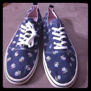 American Eagle canvas sneakers