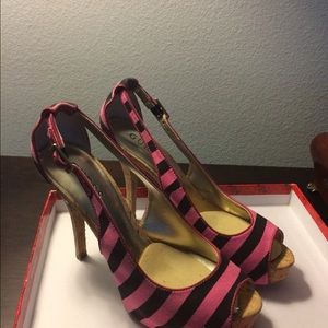 Guess pumps