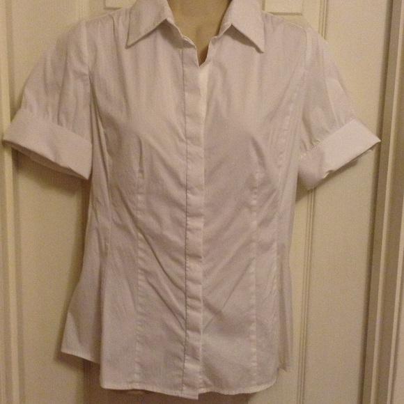 Like new Ann Taylor short sleeve fitted shirt.