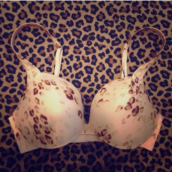❗️SOLD IN BUNDLE❗️32D new Victoria's Secret plunge