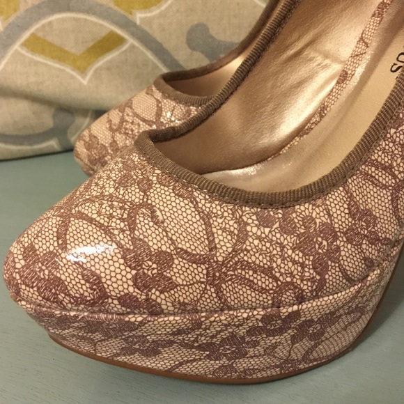 Gorgeous JustFab Lace Platform Pumps - Picture 4 of 4