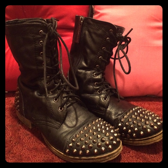 Black stud combats!!😘❤️