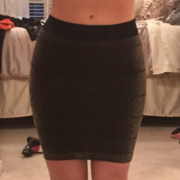 Black/gold guess skirt
