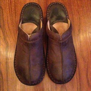 Never worn Born leather clogs