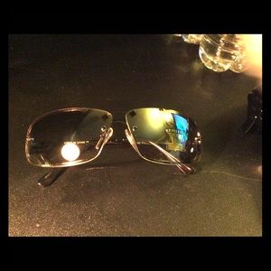 This sunglasses is for man or woman