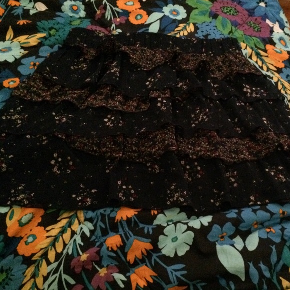 Old Navy ruffled skirt !