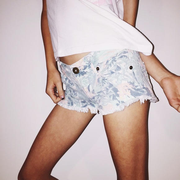 Bullhead and Co. Tropical Print Shorts - Picture 3 of 3