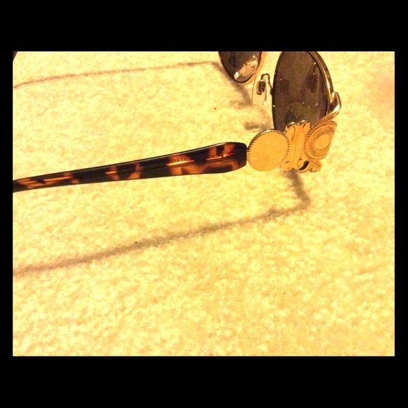 This sunglasses is for woman.