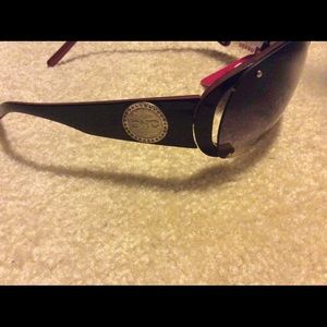 This sunglasses is for woman