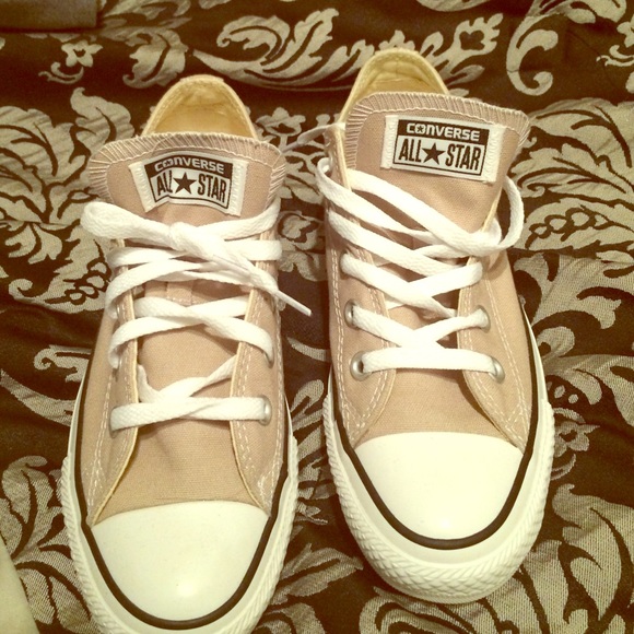 Converse tennis shoes tan