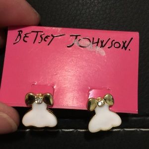Betsey Johnson white enamel stud earring NWT