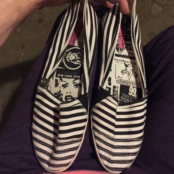 Black n white flats