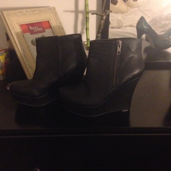 Black wedge booties size 5 1/2