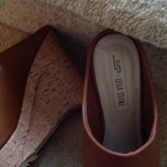 NWT tan slip on wedge. Very light & comfortable - Picture 2 of 4