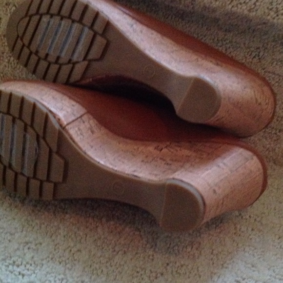 NWT tan slip on wedge. Very light & comfortable - Picture 3 of 4