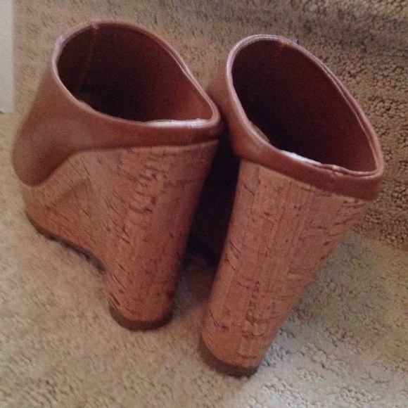 NWT tan slip on wedge. Very light & comfortable - Picture 4 of 4