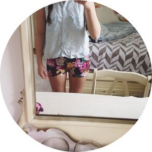 BRANDY MELVILLE FLORAL BRUNA SHORTS